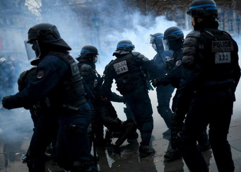 Fransada məcburi koronavirus peyvəndlərinə qarşı aksiyada 13 polis əməkdaşı xəsarət alıb