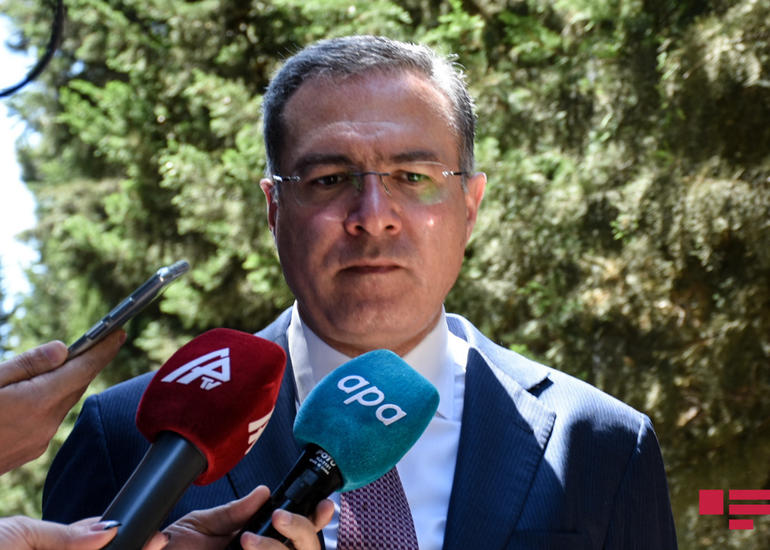 Prezidentin köməkçisi: “Bir doza vaksin qəbul etmiş şəxslər ictimai iaşə obyektlərinə daxil ola bilər”