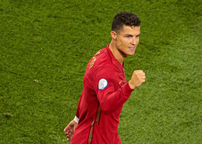 Kriştiano Ronaldo Ginnesin rekordları kitabına düşüb