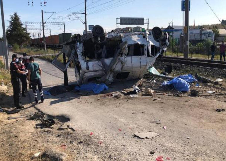 Türkiyədə yük qatarının mikroavtobusa çırpılması nəticəsində ölənlərin sayı 6-ya çatıb