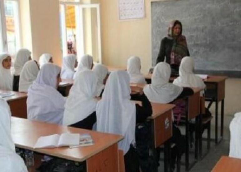 Qızlar təhsilə başlayır: ayrı giriş, yaşlı kişi müəllim...