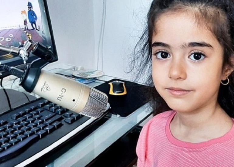 Zənganlı uşaq iki dildə 25 şagirdə dərs keçir