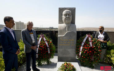 Xalq artisti Yaşar Nurinin məzarı ziyarət olunub