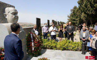 Xalq artisti Yaşar Nurinin məzarı ziyarət olunub