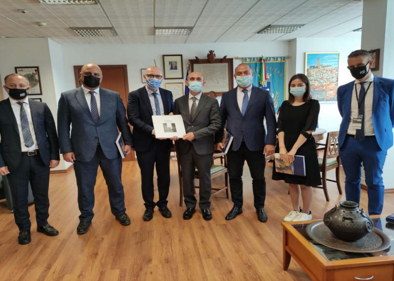 İtaliyanın Matera şəhərində mədəni irsimizə qarşı törədilmiş erməni vandalizmindən danışılıb