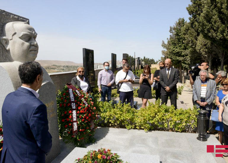 Xalq artisti Yaşar Nurinin məzarı ziyarət olunub