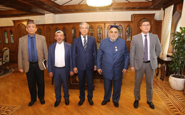Özbəkistan Prezidenti Allahşükür Paşazadəni təltif edib