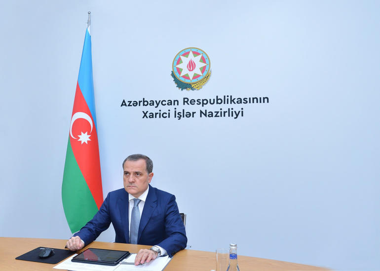 Ceyhun Bayramov diplomatlarla müşavirə keçirib