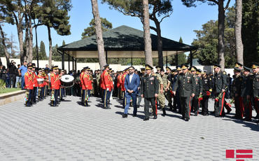 Zakir Həsənov Fəxri xiyabanı və İkinci Şəhidlər xiyabanını ziyarət edib