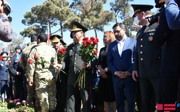 Zakir Həsənov Fəxri xiyabanı və İkinci Şəhidlər xiyabanını ziyarət edib
