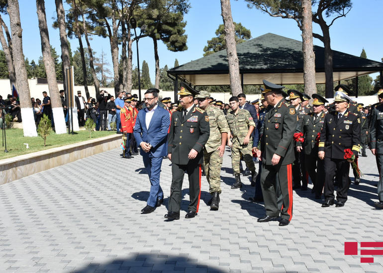 Zakir Həsənov Fəxri xiyabanı və İkinci Şəhidlər xiyabanını ziyarət edib
