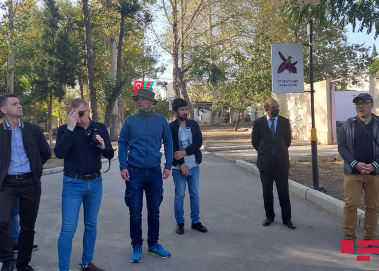 Ukraynalı jurnalistlər Gəncədə Ermənistanın raket atəşinə tutduğu ərazilərə baş çəkiblər