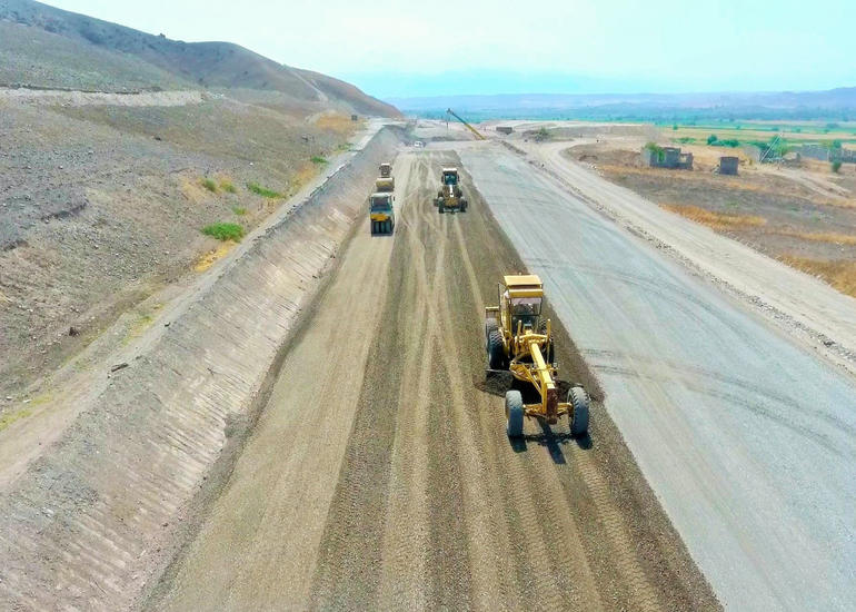 Xudafərin-Qubadlı-Laçın və Xanlıq-Qubadlı avtomobil yollarının inşası sürətlə davam etdirilir
