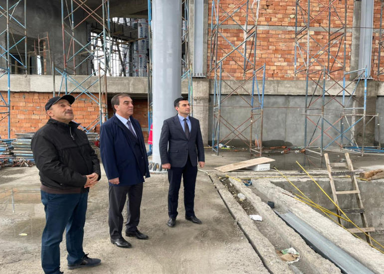Niyazi Bayramov Gəncədə tikinti-bərpa işlərinin gedişi ilə tanış olub