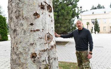 Prezident Ermənistanın raket hücumları nəticəsində Tərtərdə dağılmış evin əvəzinə tikilən yeni evdə yaradılan şəraitlə tanış olub