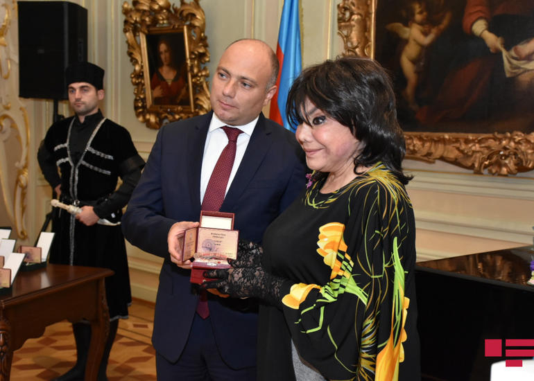 Flora Kərimovaya “Şərəf” ordeni təqdim olunub