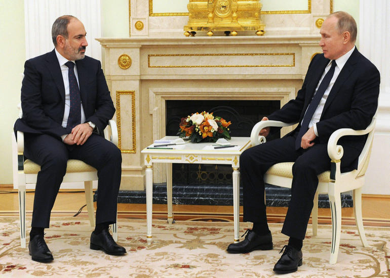 Putin Kremldə Paşinyanla görüşüb