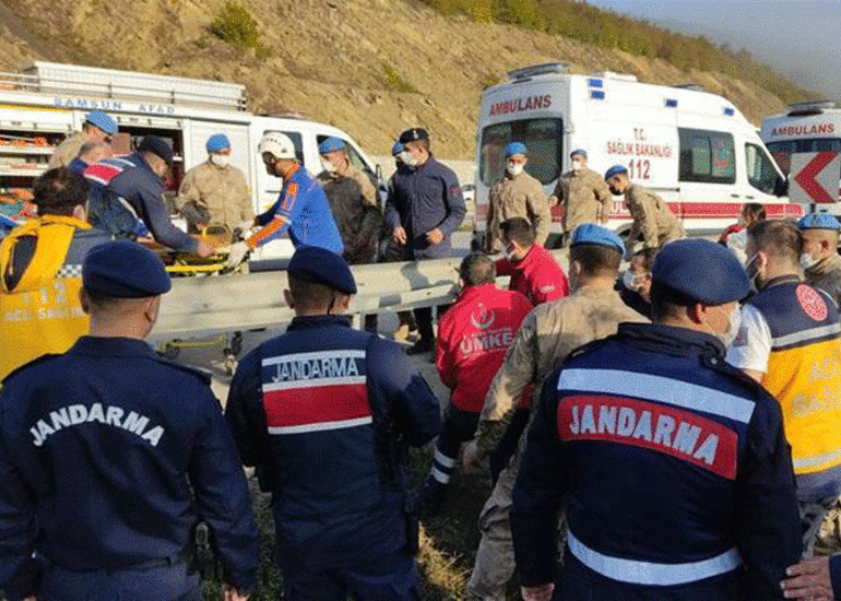 Türkiyədə sərnişin avtobusu uçuruma yuvarlanıb, 2 nəfər ölüb, 15 nəfər yaralanıb