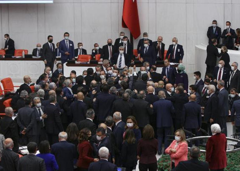 Türkiyə parlamentində kütləvi dava olub