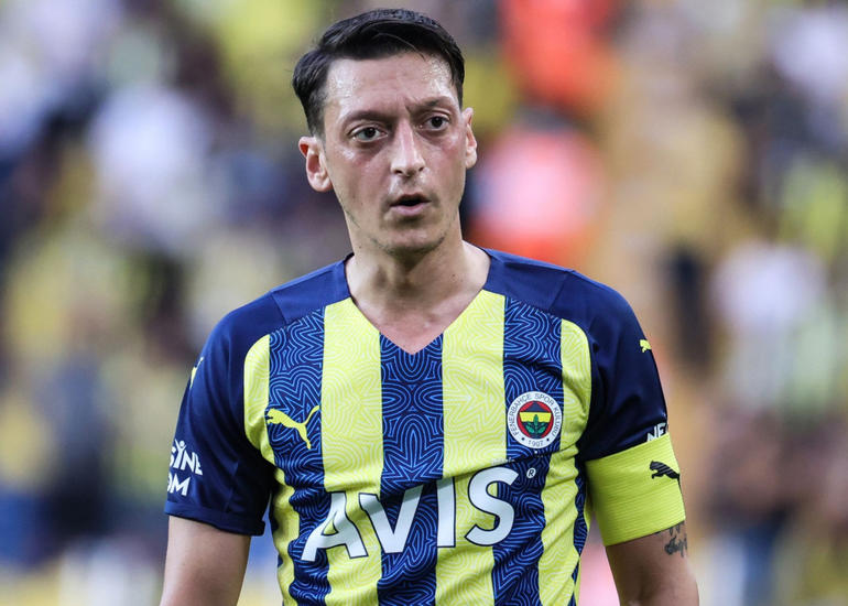 Məsut Özil karyerasını İndoneziyada davam etdirə bilər