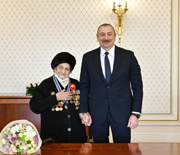 Prezident Fatma Səttarovaya “İstiqlal” ordenini təqdim edib