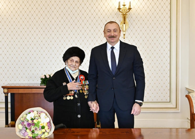 Prezident Fatma Səttarovaya “İstiqlal” ordenini təqdim edib