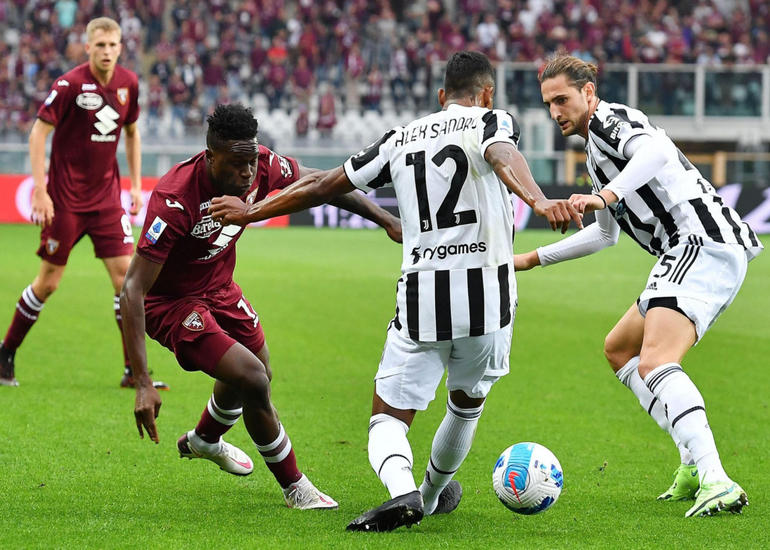 “Yuventus” iki futbolçusunu satır