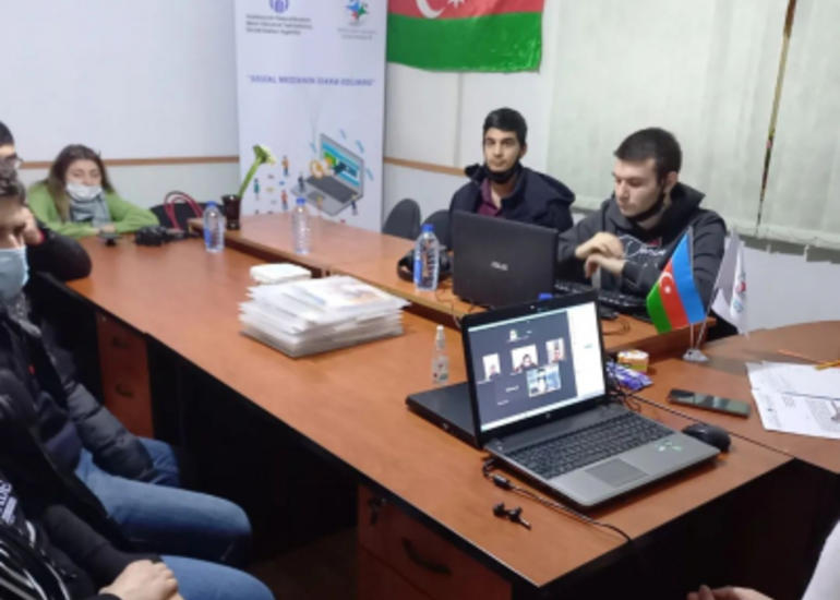 Gənclərə sosial media ilə bağlı təlimlər keçirilir