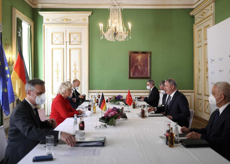 Hulusi Akar almaniyalı həmkarı ilə regional məsələləri müzakirə edib