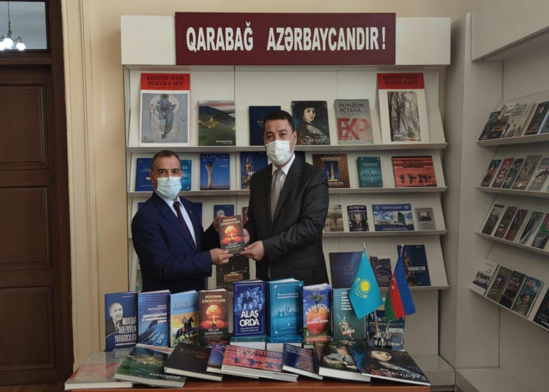Qazaxıstan səfirliyi Qarabağda yaradılacaq kitabxanalara 500-dən çox kitab verib