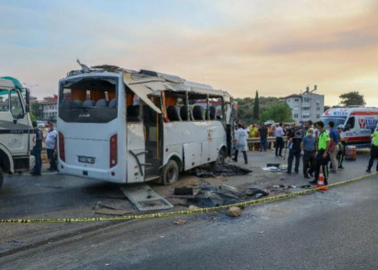 Antalyada turistlərin olduğu mikroavtobus qəzaya uğrayıb