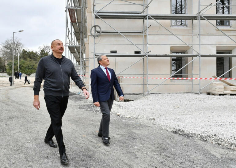 Prezident Şuşada inzibati binanın əsaslı təmiri və konfrans zalının tikintisi ilə tanış olub