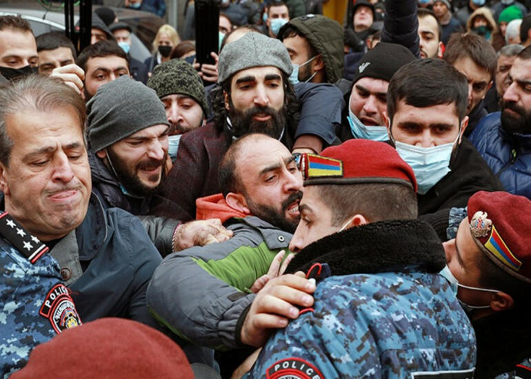 İrəvanın mərkəzində qarşıdurma olub, onlarla şəxs saxlanılıb