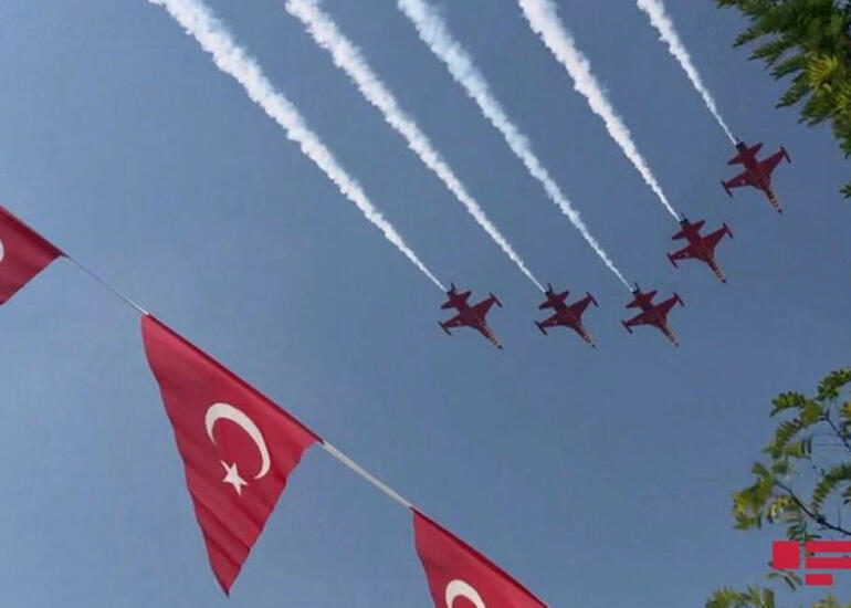 "Türk yıldızları" Bakı səmasında uçuş məşqləri keçirir