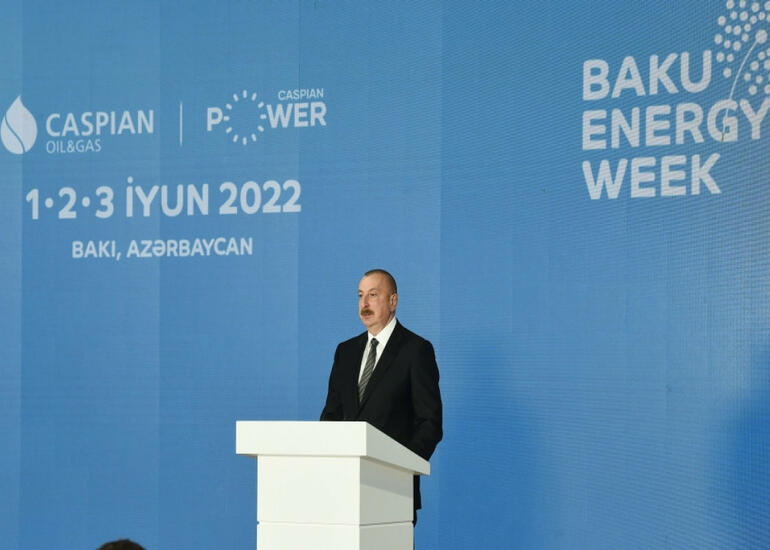 Prezident İlham Əliyev: “Biz nəhəng enerji layihələrini həyata keçirməyə qadirik”