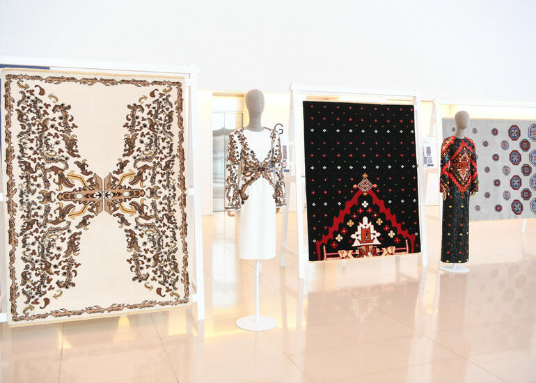 Heydər Əliyev Mərkəzində “AFFFAIR in Carpets” dəfiləsi və yeni xalçaların təqdimatı olub