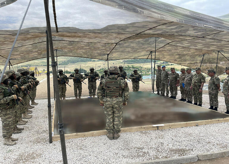 Müdafiə naziri Xocavənddə komandoların təlimini izləyib