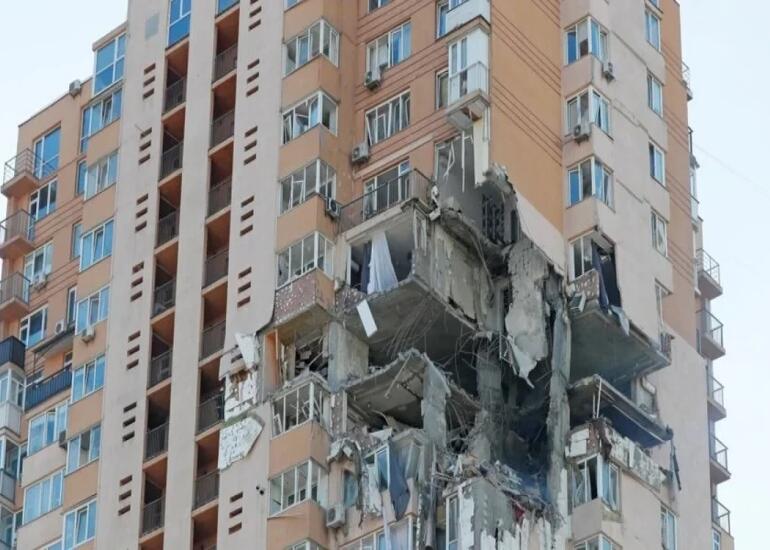 Rusiya ordusu Xarkovda çoxmərtəbəli yaşayış binasını raketlə vurub