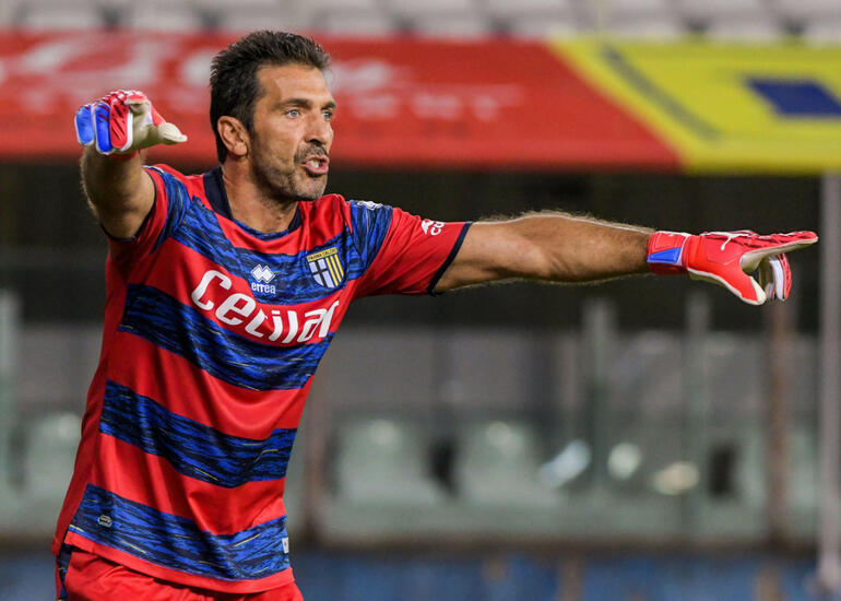 Buffon 55 yaşına qədər oynayacaq