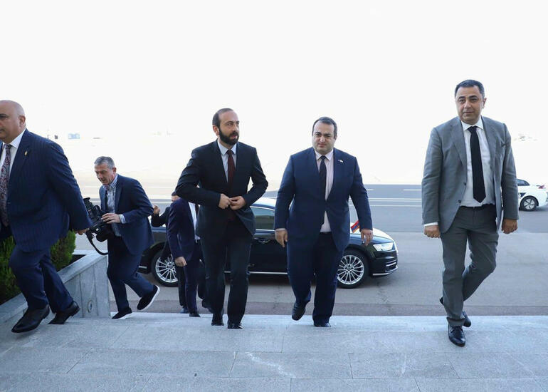 Ararat Mirzoyan Ceyhun Bayramovla görüşmək üçün Tbilisiyə gəlib