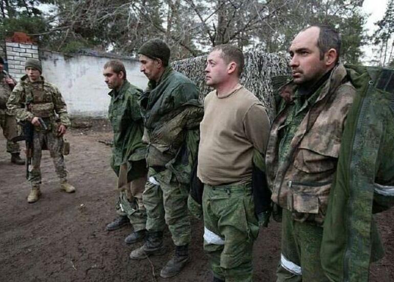 Rus hərbçilər Ukraynada əsir götürüldü