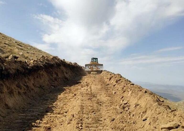 Kəlbəcər və Laçında 62 km təminat yolları çəkildi