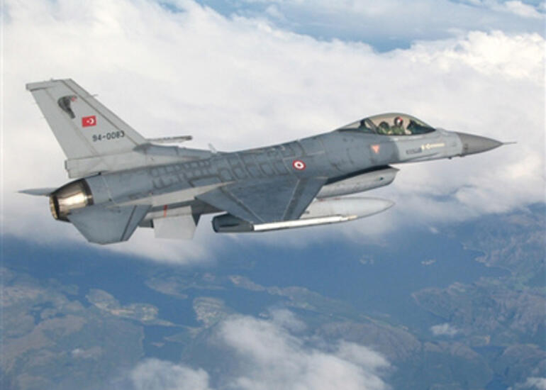 Hulusi Akar F-16 ilə havaya qalxdı
