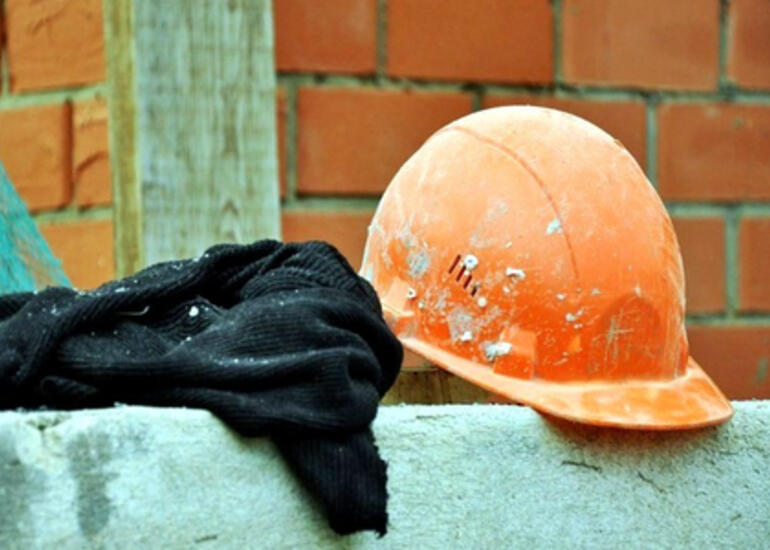 Bakıda kişi kranla beton lövhə arasında qalaraq öldü