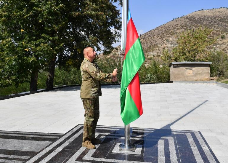 Prezident Laçın şəhərində Azərbaycan Bayrağını ucaldıb
