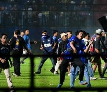 İndoneziyada futbol matçında iğtişaş: 127 ölü