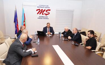 Mətbuat Şurasının Beynəlxalq Əlaqələr Komissiyasının yeni tərkibdə ilk iclası keçirilib