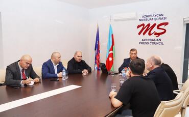 Mətbuat Şurasının Beynəlxalq Əlaqələr Komissiyasının yeni tərkibdə ilk iclası keçirilib