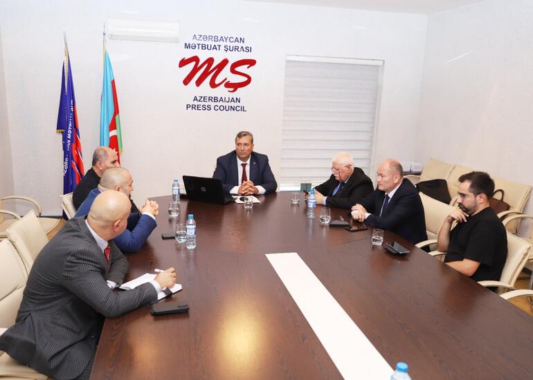Mətbuat Şurasının Beynəlxalq Əlaqələr Komissiyasının yeni tərkibdə ilk iclası keçirilib