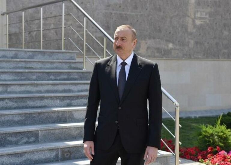Prezident Əlcəzairdə Şəhidlər abidəsini ziyarət etdi